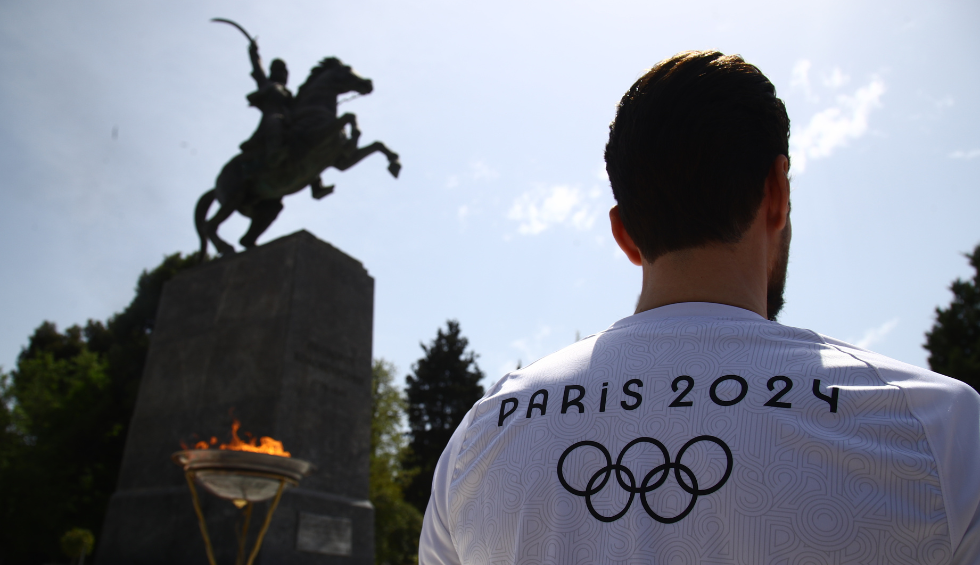 A generic square placeholder image with rounded corners in a figure.