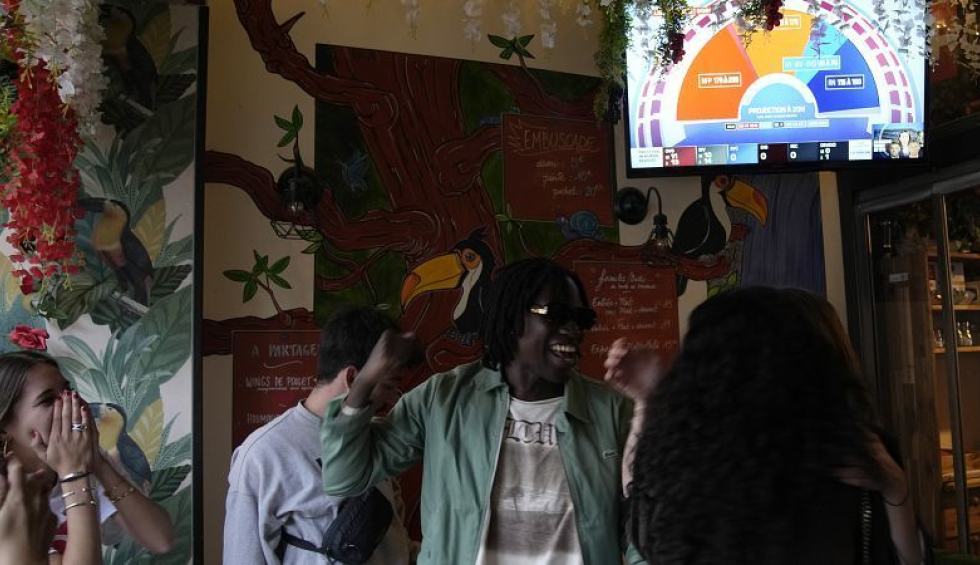 A generic square placeholder image with rounded corners in a figure.