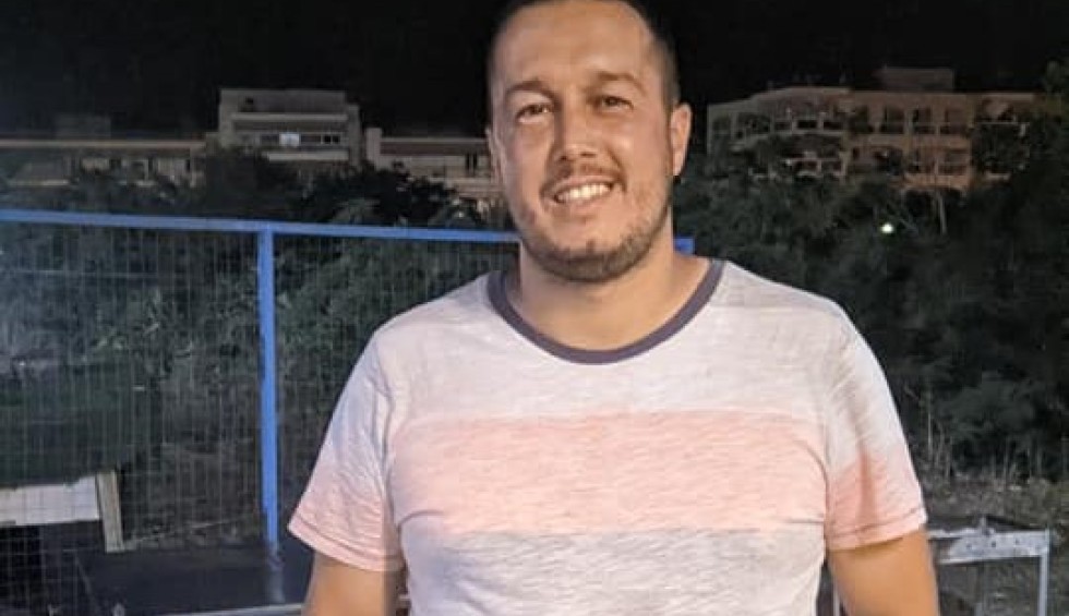 A generic square placeholder image with rounded corners in a figure.