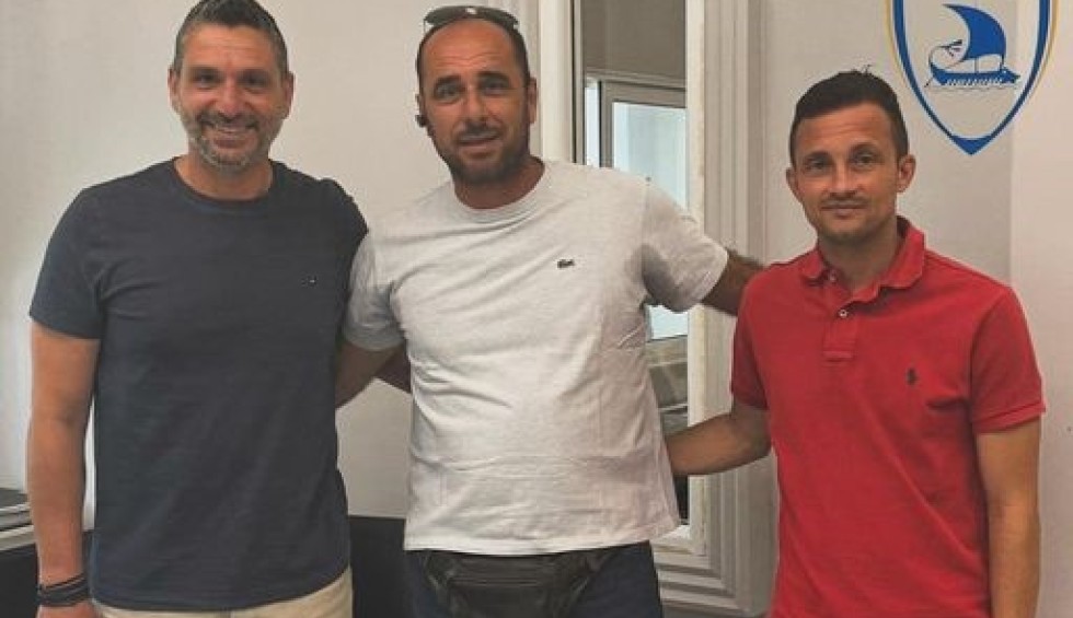 A generic square placeholder image with rounded corners in a figure.