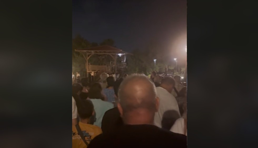 A generic square placeholder image with rounded corners in a figure.