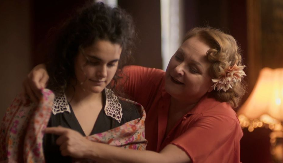 A generic square placeholder image with rounded corners in a figure.