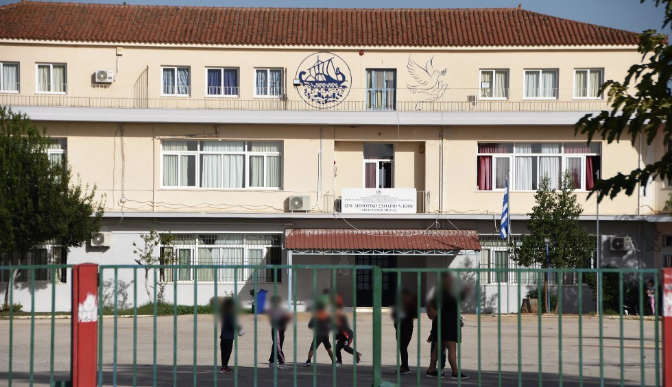 A generic square placeholder image with rounded corners in a figure.