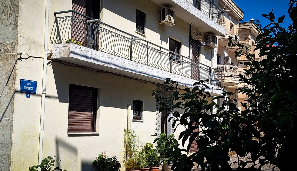 A generic square placeholder image with rounded corners in a figure.