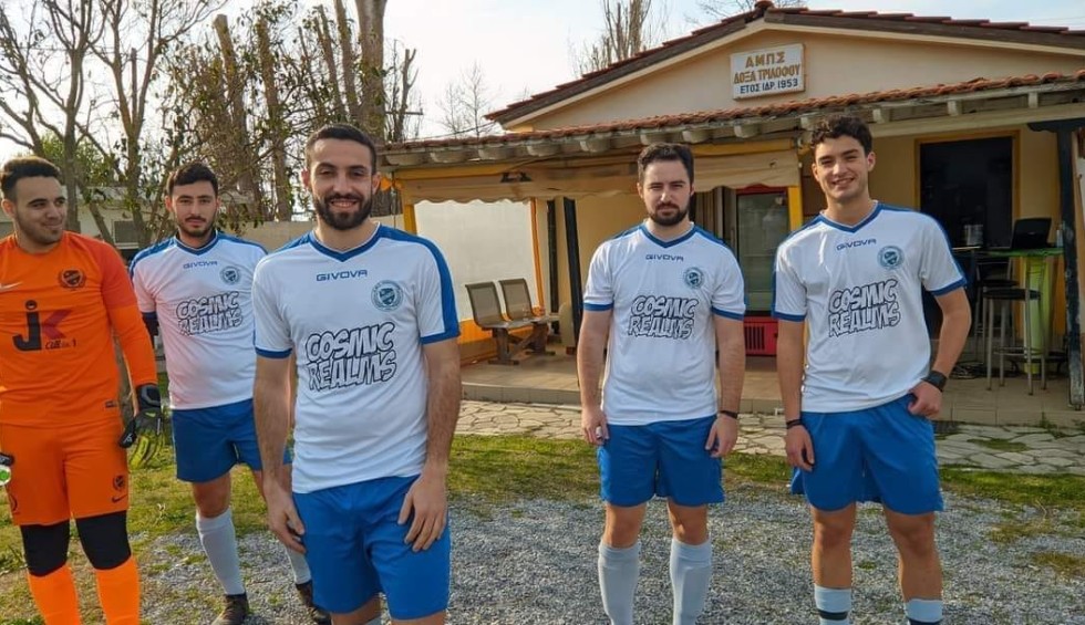 A generic square placeholder image with rounded corners in a figure.