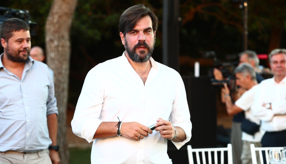 A generic square placeholder image with rounded corners in a figure.