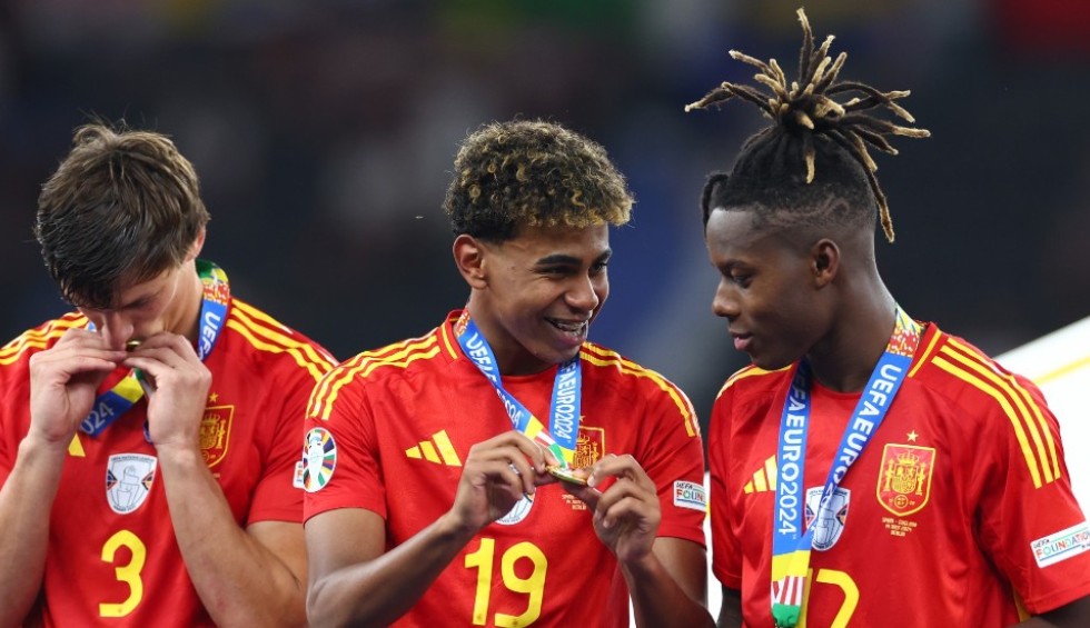 A generic square placeholder image with rounded corners in a figure.