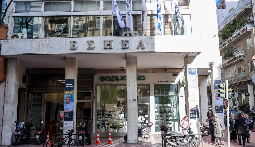 A generic square placeholder image with rounded corners in a figure.