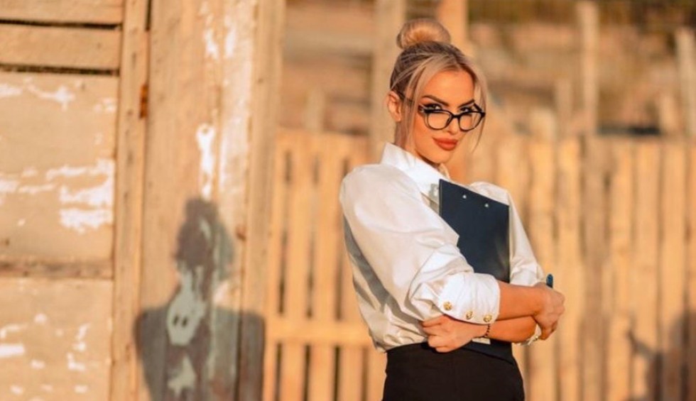 A generic square placeholder image with rounded corners in a figure.