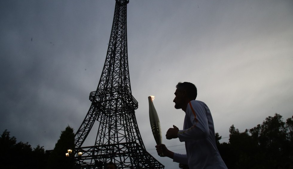 A generic square placeholder image with rounded corners in a figure.