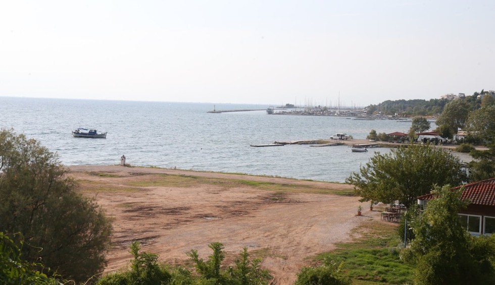 A generic square placeholder image with rounded corners in a figure.