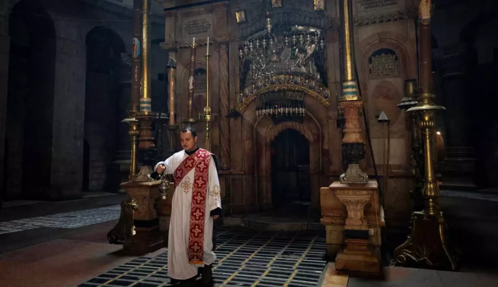 A generic square placeholder image with rounded corners in a figure.