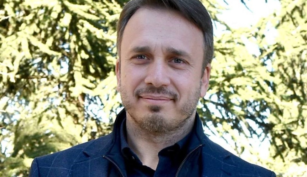 A generic square placeholder image with rounded corners in a figure.