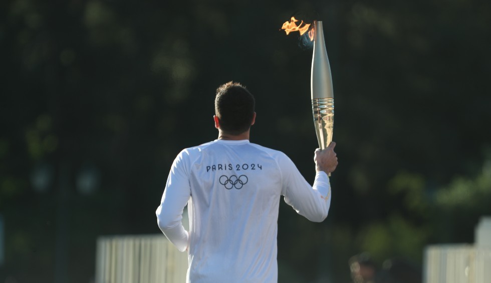 A generic square placeholder image with rounded corners in a figure.