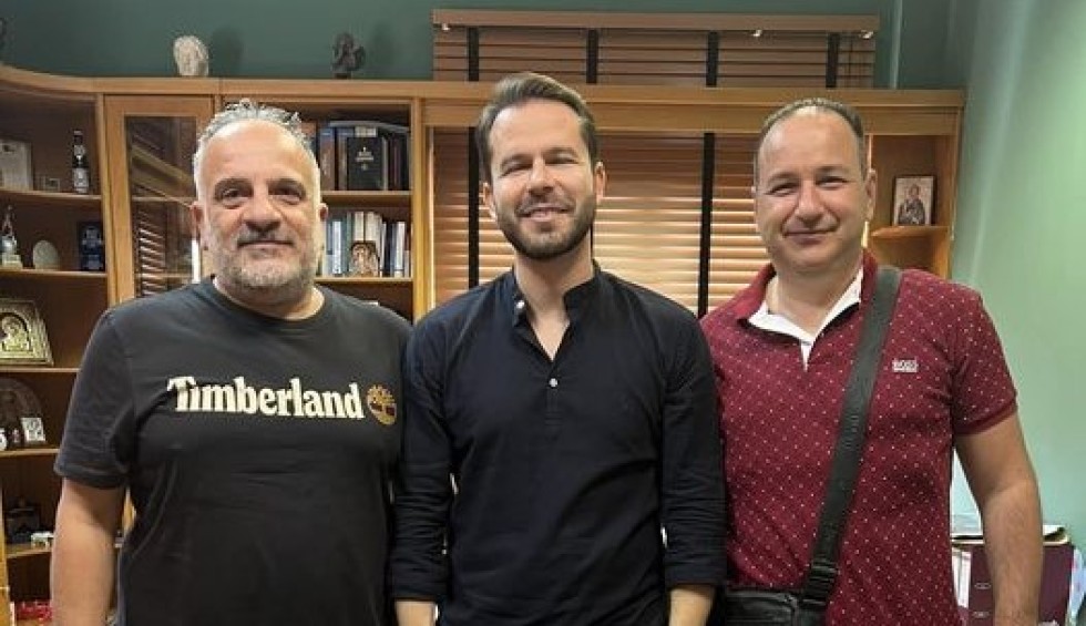 A generic square placeholder image with rounded corners in a figure.