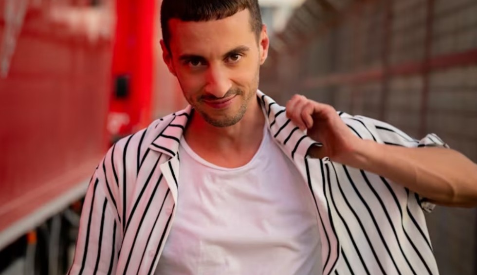 A generic square placeholder image with rounded corners in a figure.