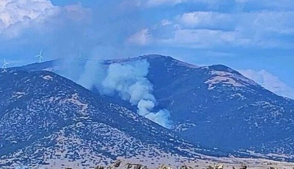 A generic square placeholder image with rounded corners in a figure.