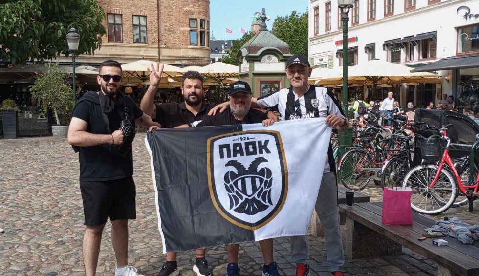 A generic square placeholder image with rounded corners in a figure.