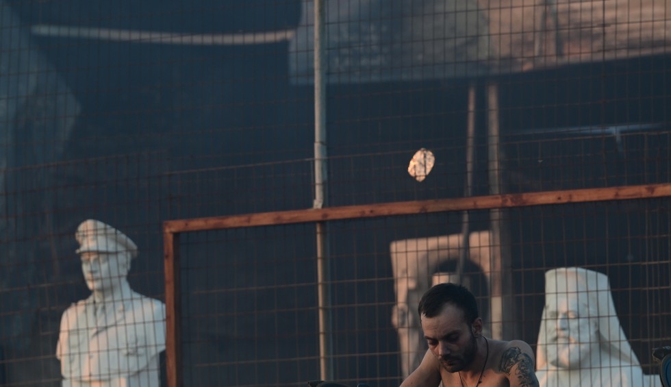 A generic square placeholder image with rounded corners in a figure.