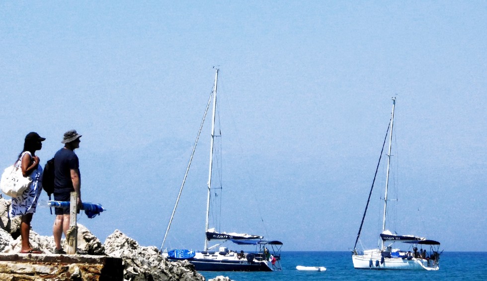 A generic square placeholder image with rounded corners in a figure.