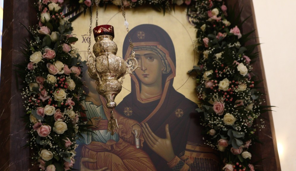 A generic square placeholder image with rounded corners in a figure.