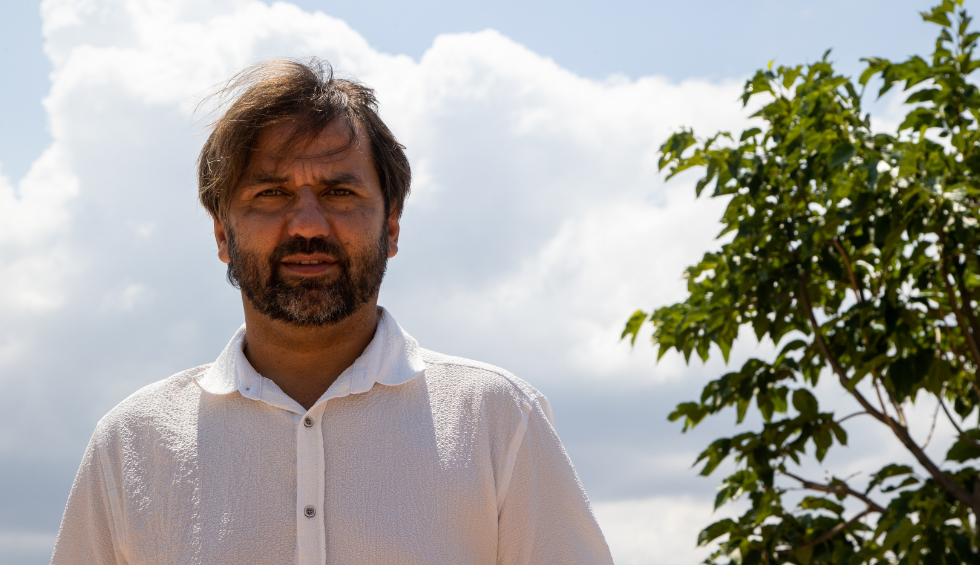 A generic square placeholder image with rounded corners in a figure.