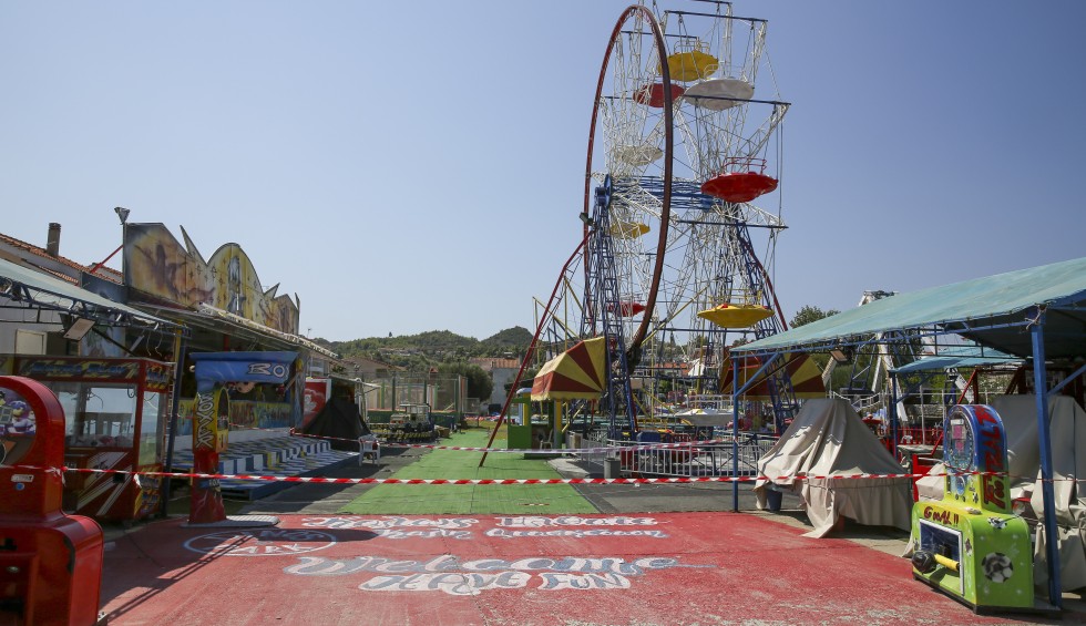 A generic square placeholder image with rounded corners in a figure.