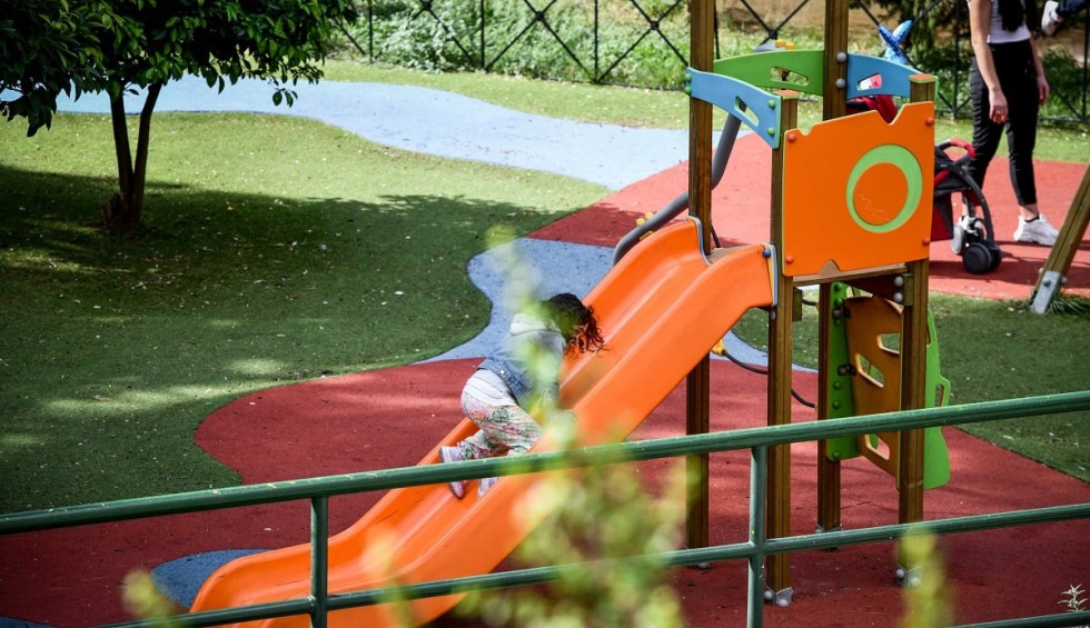 A generic square placeholder image with rounded corners in a figure.