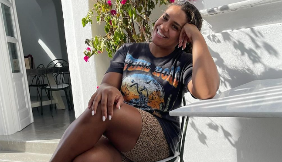 A generic square placeholder image with rounded corners in a figure.