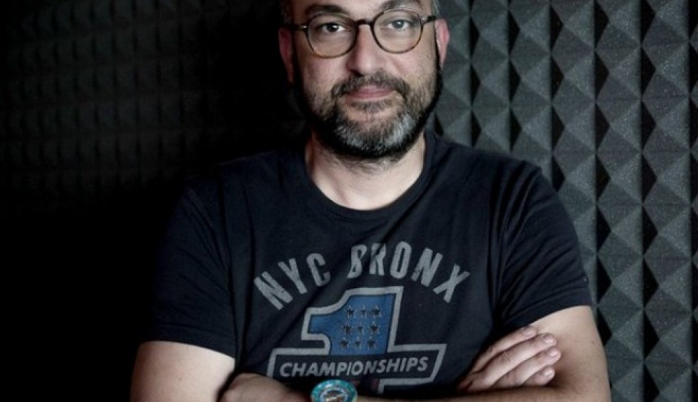 A generic square placeholder image with rounded corners in a figure.