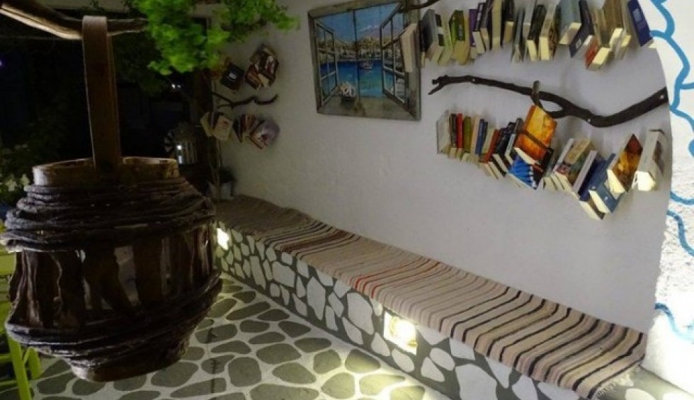 A generic square placeholder image with rounded corners in a figure.