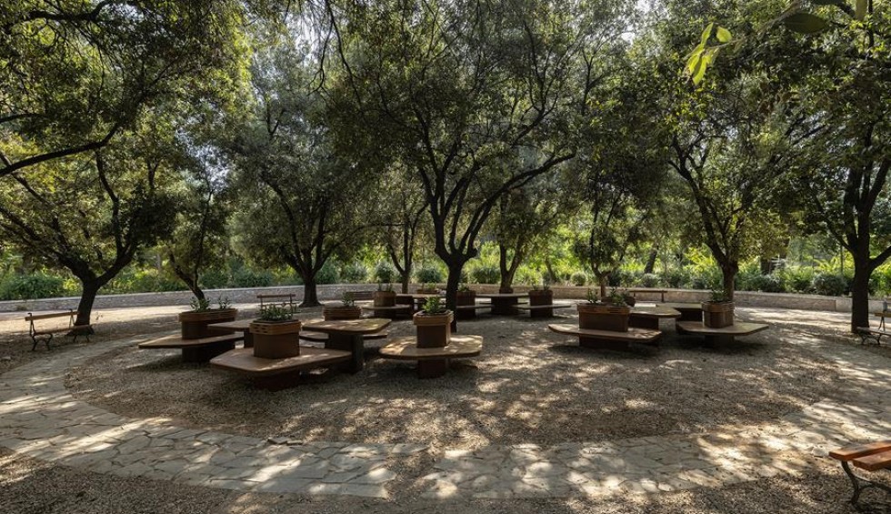 A generic square placeholder image with rounded corners in a figure.