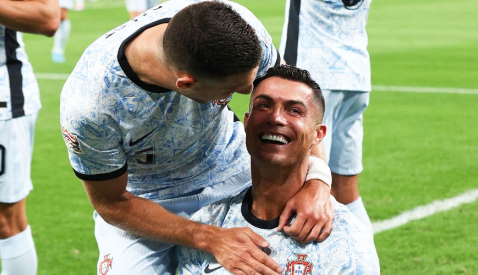 A generic square placeholder image with rounded corners in a figure.