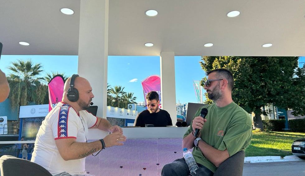 A generic square placeholder image with rounded corners in a figure.