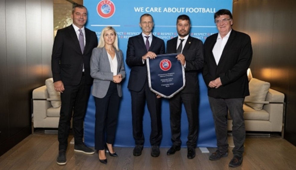 A generic square placeholder image with rounded corners in a figure.