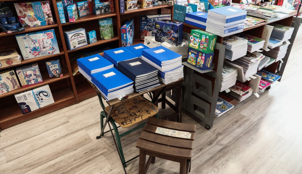 A generic square placeholder image with rounded corners in a figure.