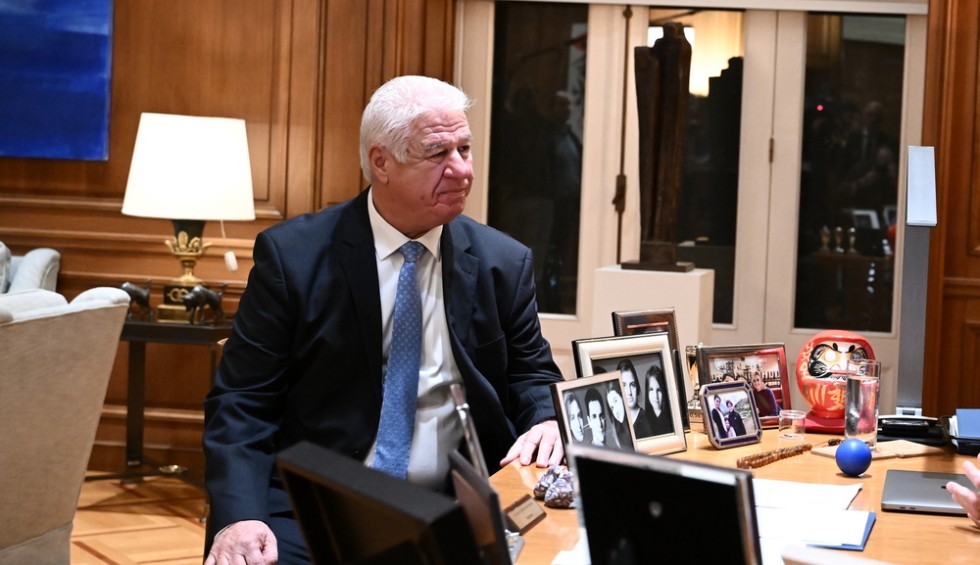 A generic square placeholder image with rounded corners in a figure.