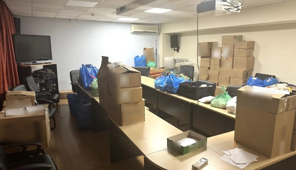 A generic square placeholder image with rounded corners in a figure.