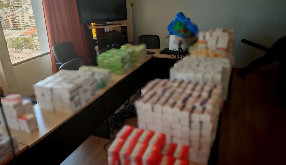 A generic square placeholder image with rounded corners in a figure.