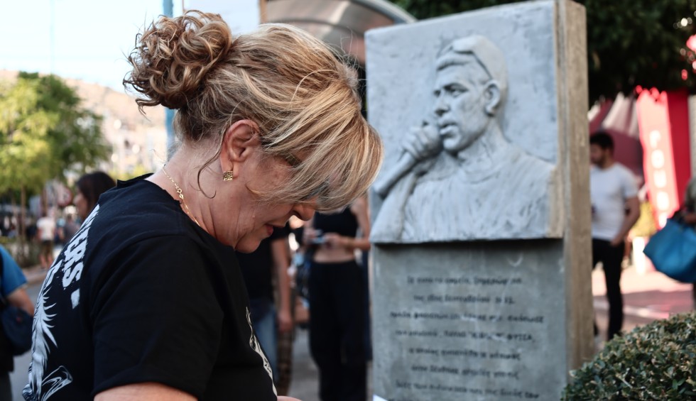 A generic square placeholder image with rounded corners in a figure.