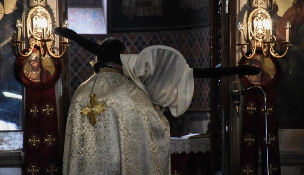 A generic square placeholder image with rounded corners in a figure.