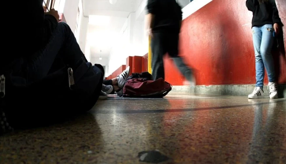 A generic square placeholder image with rounded corners in a figure.