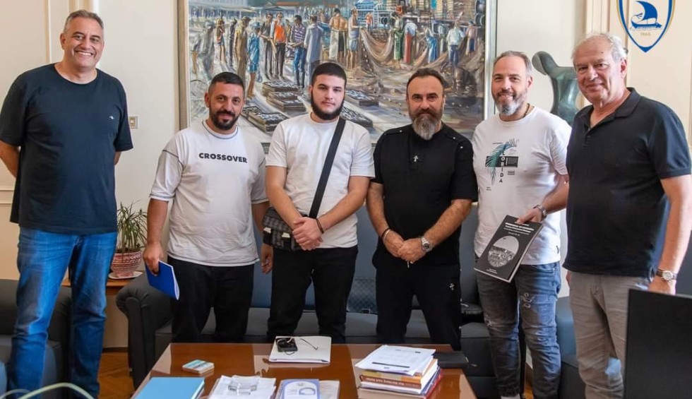 A generic square placeholder image with rounded corners in a figure.