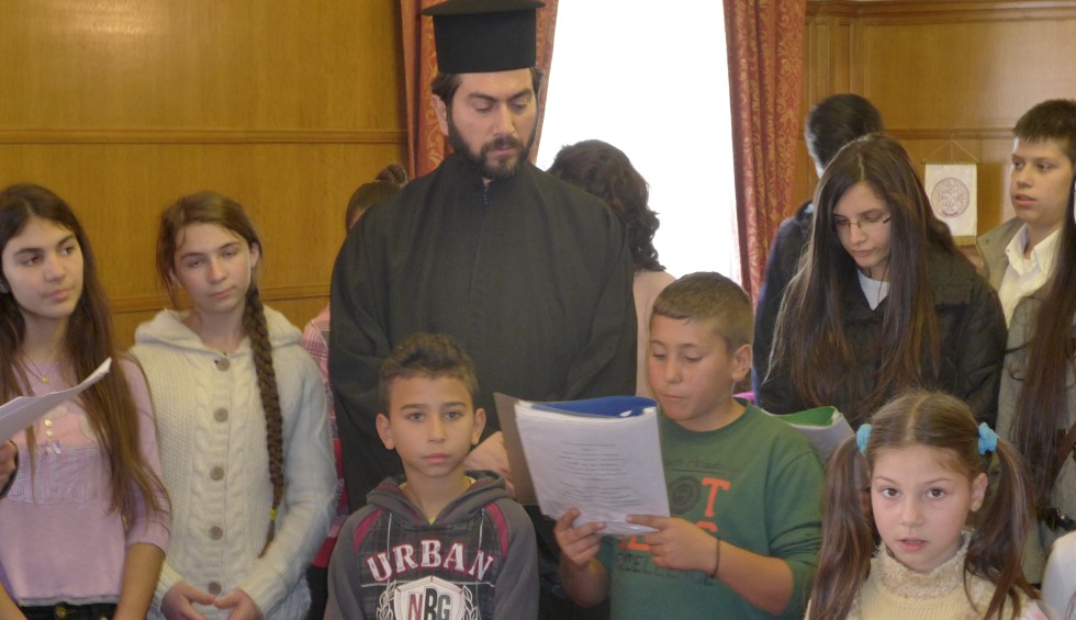 A generic square placeholder image with rounded corners in a figure.