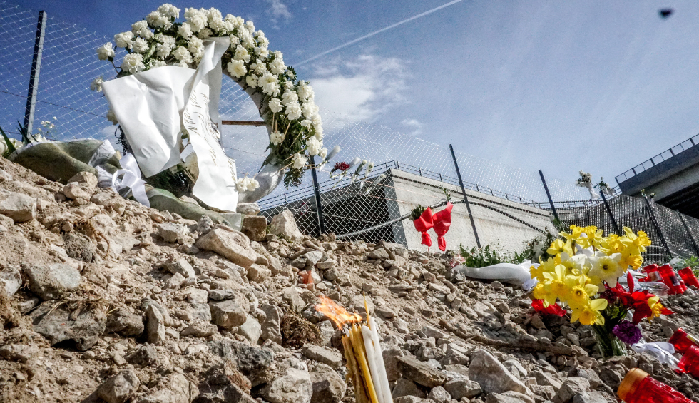 A generic square placeholder image with rounded corners in a figure.