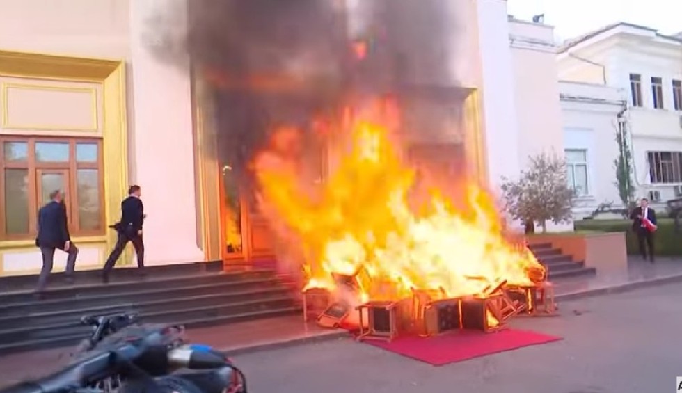 A generic square placeholder image with rounded corners in a figure.