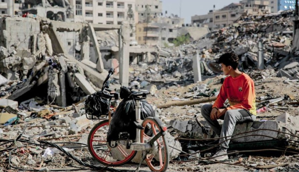 A generic square placeholder image with rounded corners in a figure.