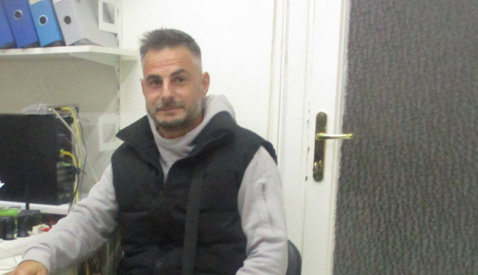 A generic square placeholder image with rounded corners in a figure.