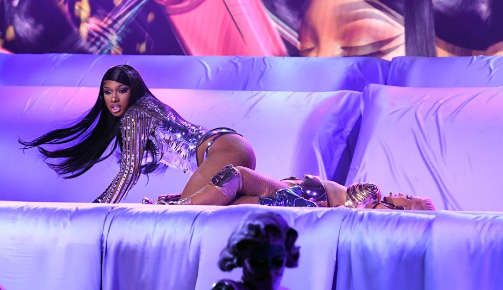 A generic square placeholder image with rounded corners in a figure.