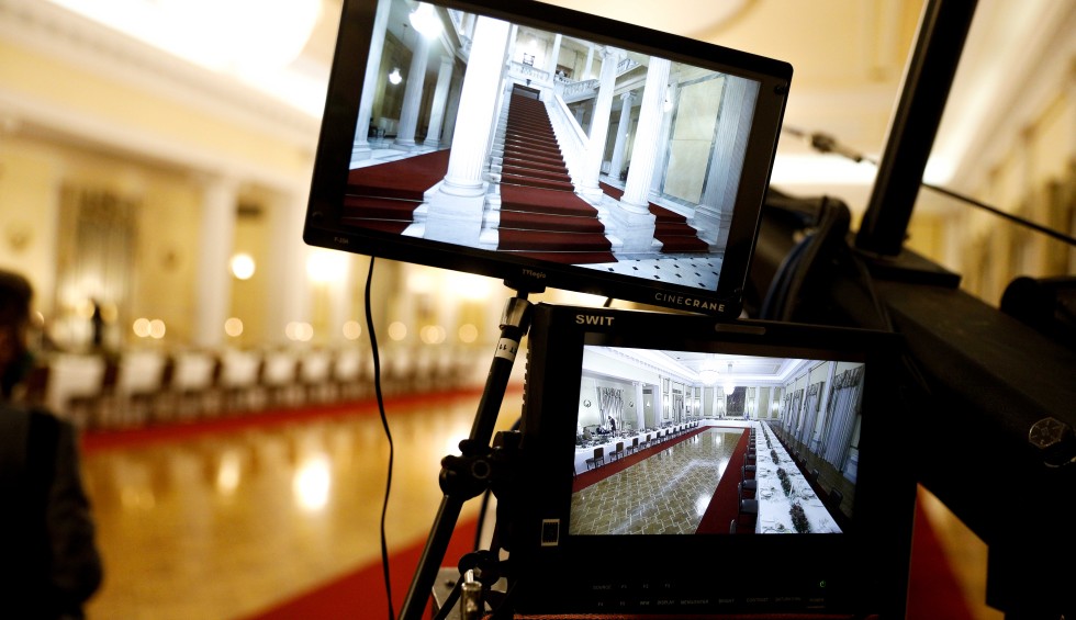 A generic square placeholder image with rounded corners in a figure.